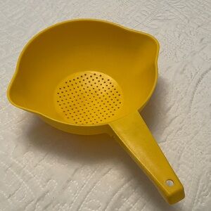 Vintage Tupperware 1 Quart Yellow Colander or Strainer with Pour Spouts